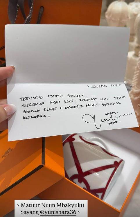 Syahrini Dapat Kado dari Rekan Artis (Instagram.com/princessyahrini)