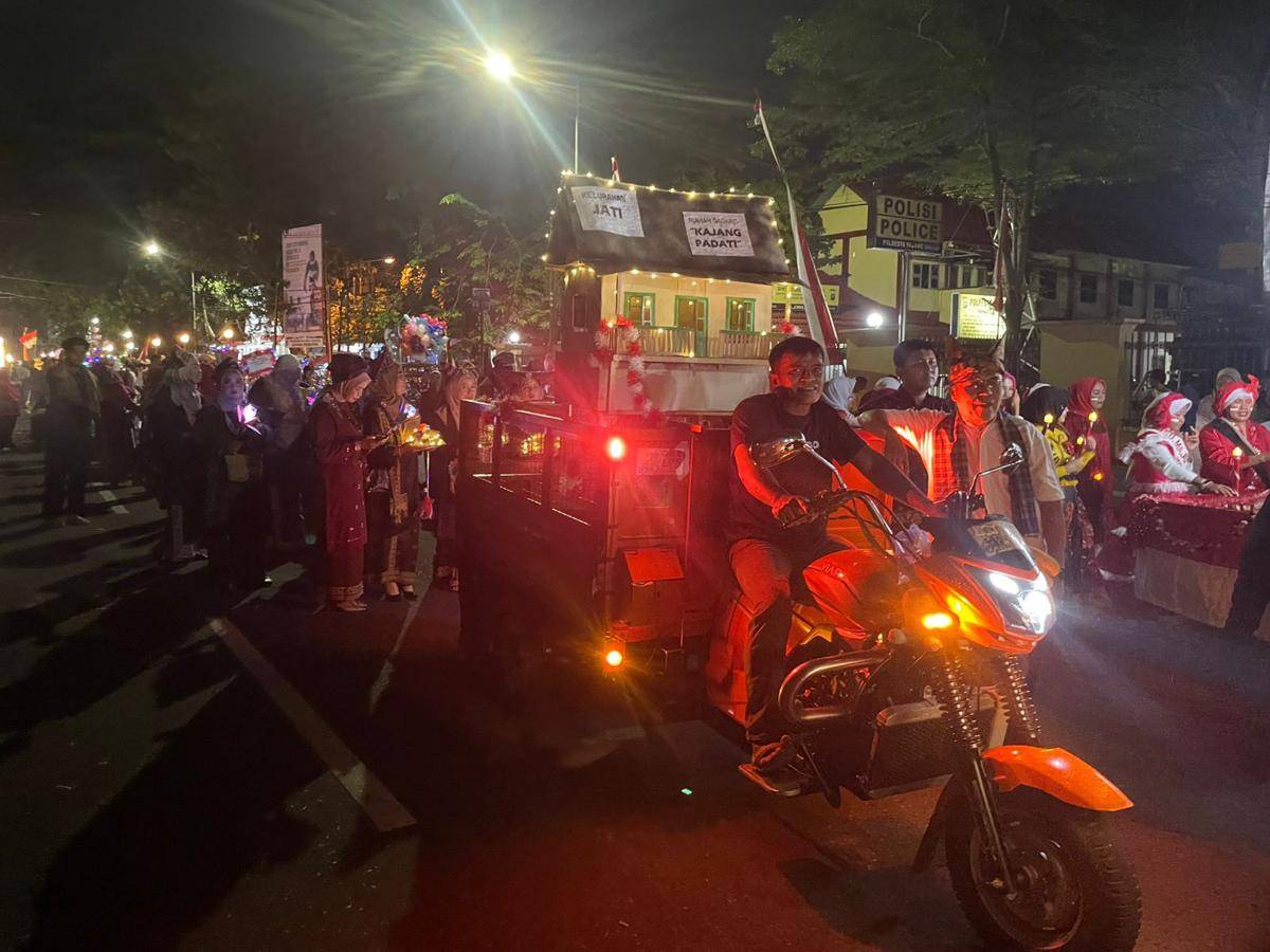Pawai telong-telong di Padang (Foto: IDN Times/Halbert Caniago)