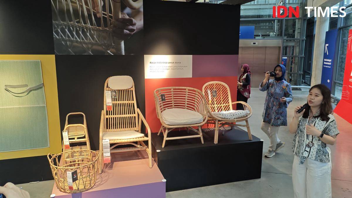 Display kursi rotan buatan Indonesia pada talkshow “Bangga Produk Buatan Indonesia di IKEA” pada Kamis (7/8/2025) di IKEA Alam Sutera. (IDN Times/Febriyanti Revitasari)