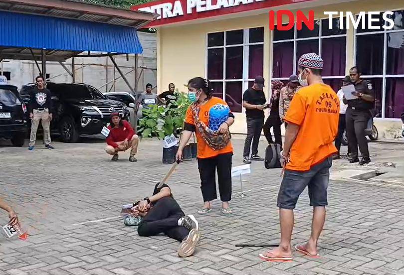 Rekonstruksi kasus suami dimutilasi kakak beradik yang terjadi di Desa Paramasan Atas, Banjar, Kalsel. Reka adegan ulang berlangsung di halaman Satreskrim Polrers Banjar, di Martapura, Kamis (7/8/2025). (Hendra Lianor/IDN Times)