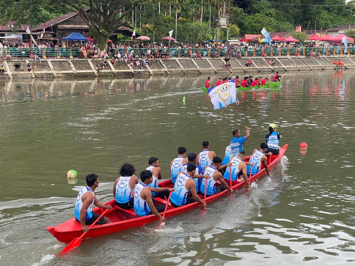 Peserta selaju sampan bersiap menuju garis start (Foto: IDN Times/Halbert Caniago)