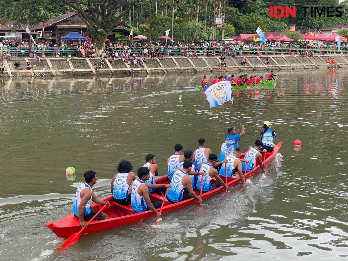 Peserta selaju sampan bersiap menuju garis start (Foto: IDN Times/Halbert Caniago)