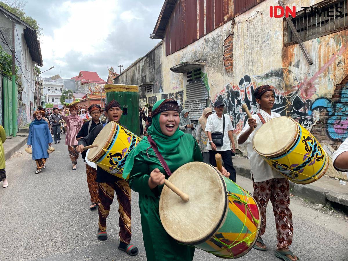 Peserta karnaval menggunakan gendang tasa dengan semangat (Foto: IDN Times/Halbert Caniago)