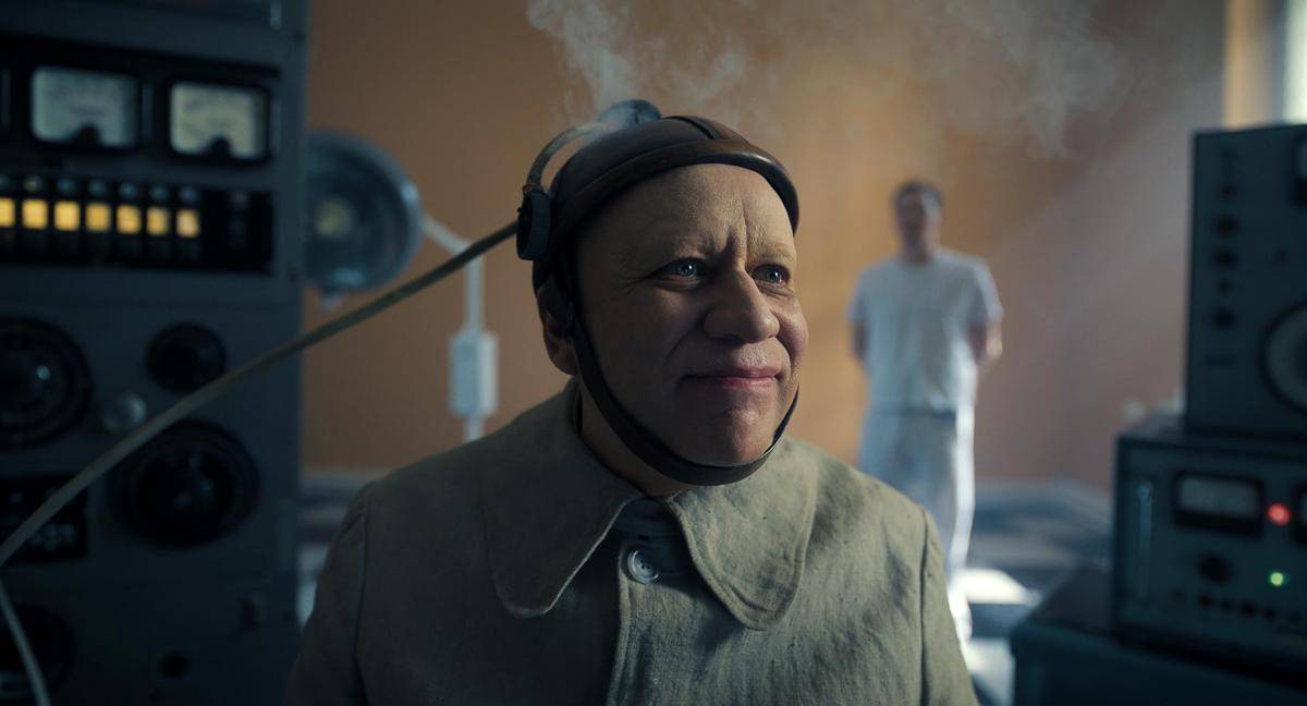 Fred Armisen sebagai Fester Addams di serial Wednesday