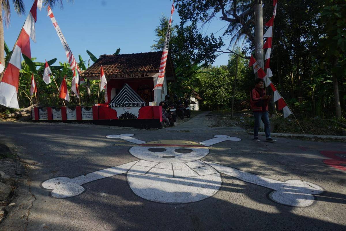 Mural One Piece karya pemuda Karang Taruna Wiryadarma di Temuwuh, Balecatur, Gamping, Sleman