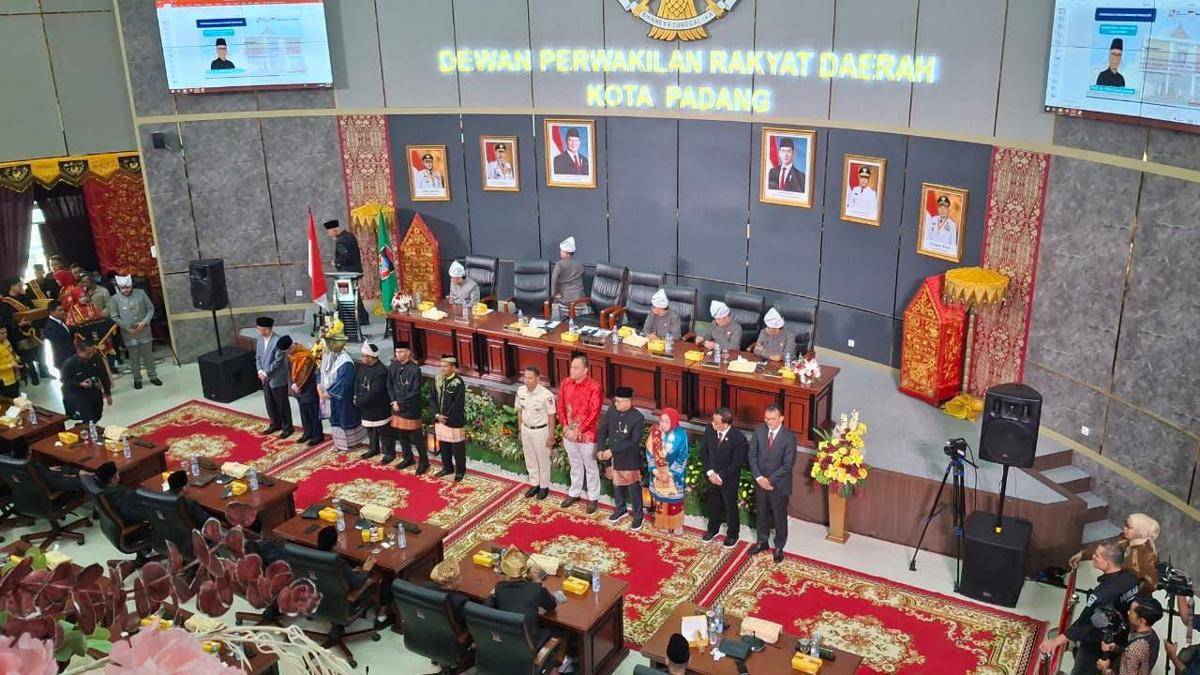 Penerima pin emas Kota Padang berjejer untuk menerima penghargaan (Foto: Diskominfo Padang)