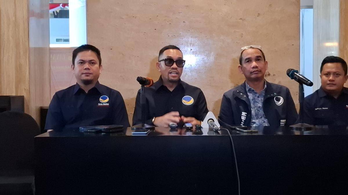 Bendahara Umum Partai NasDem, Ahmad Sahroni, saat jumpa pers terkait OTT KPK Bupati Kolaka Timur di Makassar, Kamis (7/8/2025)