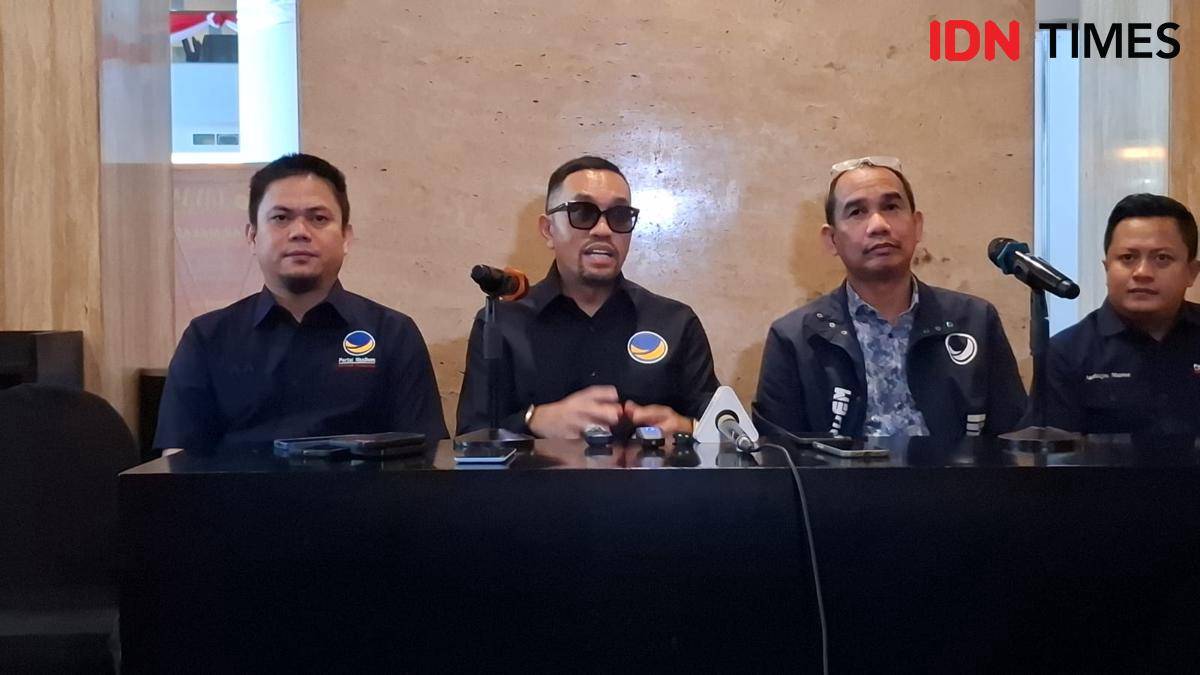 Bendahara Umum Partai NasDem, Ahmad Sahroni, saat jumpa pers terkait OTT KPK Bupati Kolaka Timur di Makassar, Kamis (7/8/2025)