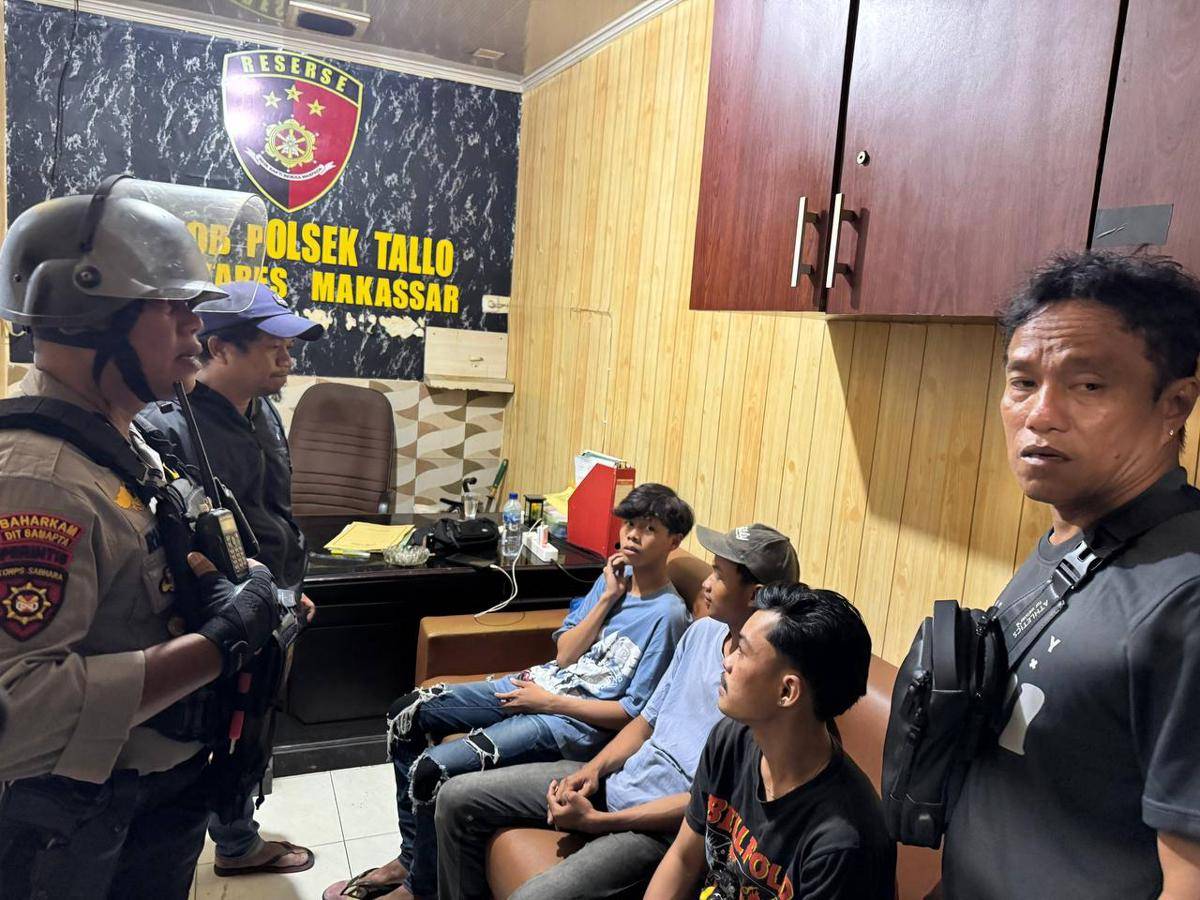 Polisi di Makassar menangkap empat pemuda yang melempari rumah karena tak diberi sumbangan oleh pemiliknya. (Dok. Istimewa)