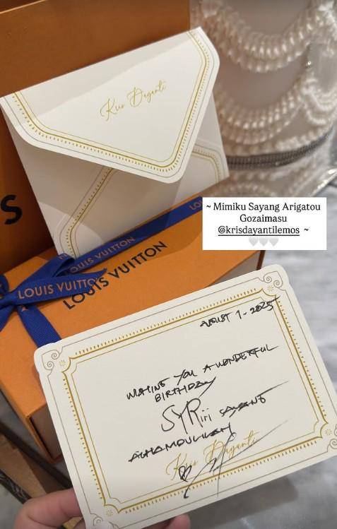 Syahrini Dapat Kado dari Rekan Artis (Instagram.com/princessyahrini)