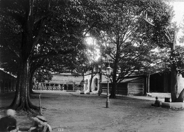 COLLECTIE_TROPENMUSEUM_Bijgebouwen_van_de_Kraton_van_Sultan_Hamengko_Boewono_VII_van_Djokjakarta._TMnr_60004759.jpg