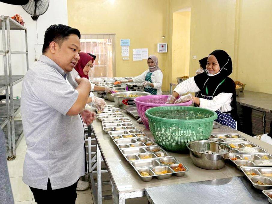 Anggota DPR RI dari Kalsel, HM Rofiqi, saat mengecek langsung proses di dapur MBG di Banjarbaru