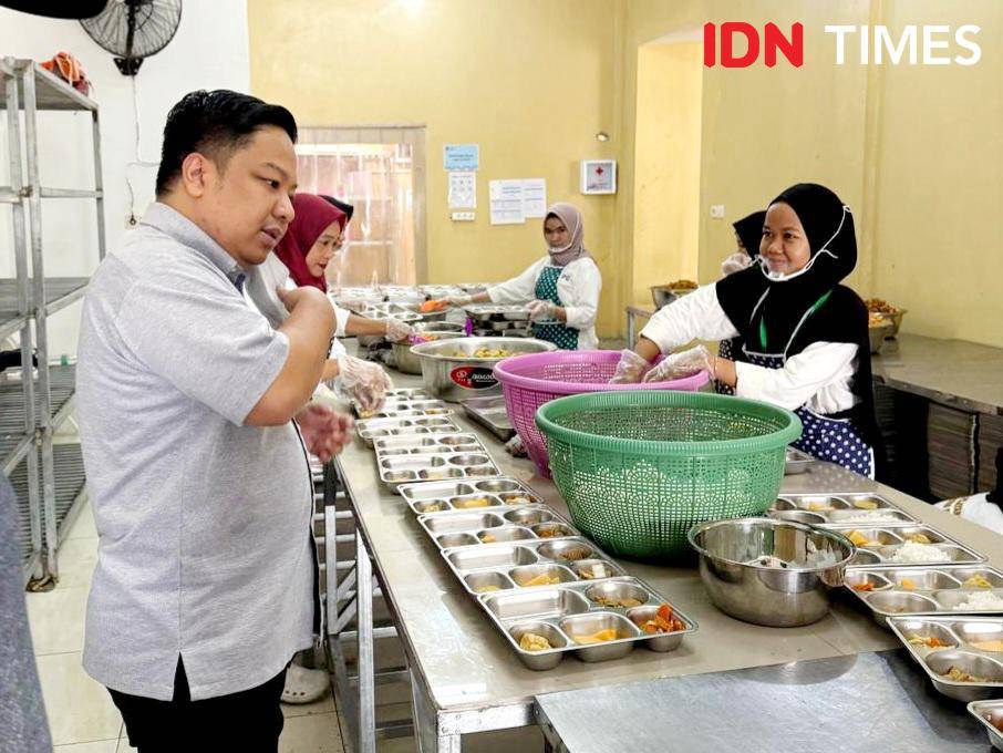 Anggota DPR RI dari Kalsel, HM Rofiqi, saat mengecek langsung proses di dapur MBG di Banjarbaru, Kamis (7/8/2025). (Hendra Lianor/IDN Times)