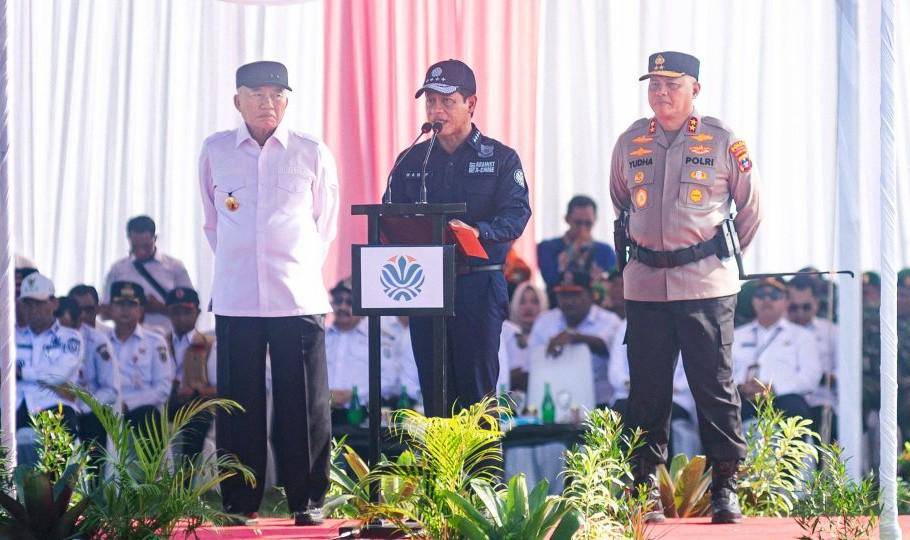 Menteri Lingkungan Hidup (LH), Hanif Faisol Nurrofiq, saat Apel Kesiapsiagaan Penanganan Karhutla di Lapangan Pangkalan Udara (Lanud) Syamsudin Noor, Banjarbaru, Kalsel, Kamis (7/8/2025). (Dok/Adpim Kalsel)