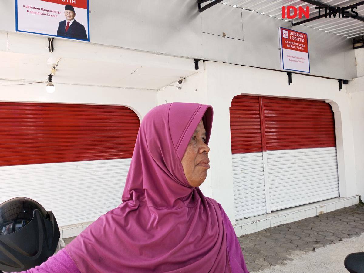 Suparjilah (57) salah satu warga yang menyewa ruko di KUD Bangunharjo yang harus pindah karena akan digunakan untuk gerai KDMP.