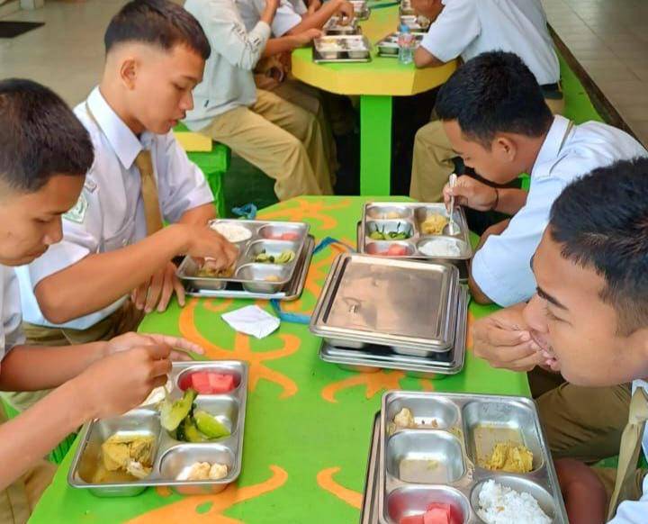 Anggota DPR RI dari Kalsel, HM Rofiqi, saat mengecek langsung proses di dapur MBG di Banjarbaru, Kamis (7/8/2025)