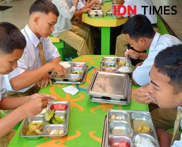 Para siswa SMP di Banjarbaru sedang lahap memakan menu MBG. 