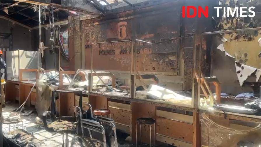 Ruang SPKT Polres Banjarbaru ludes terbakar.