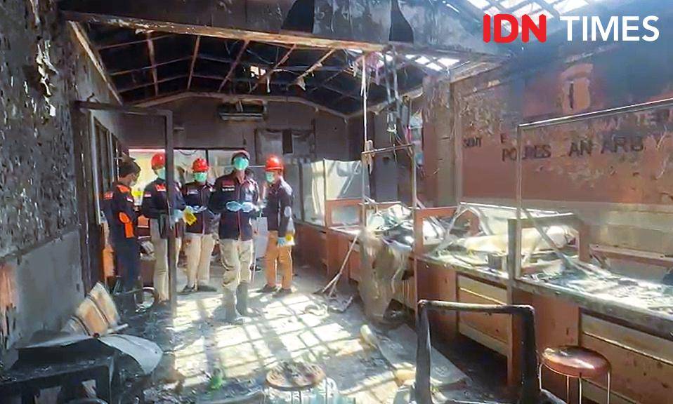Tim Inafis Polda Kalsel dan Polres Banjarbaru sedang memeriksa ruangan SPKT Polres Banjarbaru, Kamis (7/8/2025) pagi. (Hendra Lianor/IDN Times)