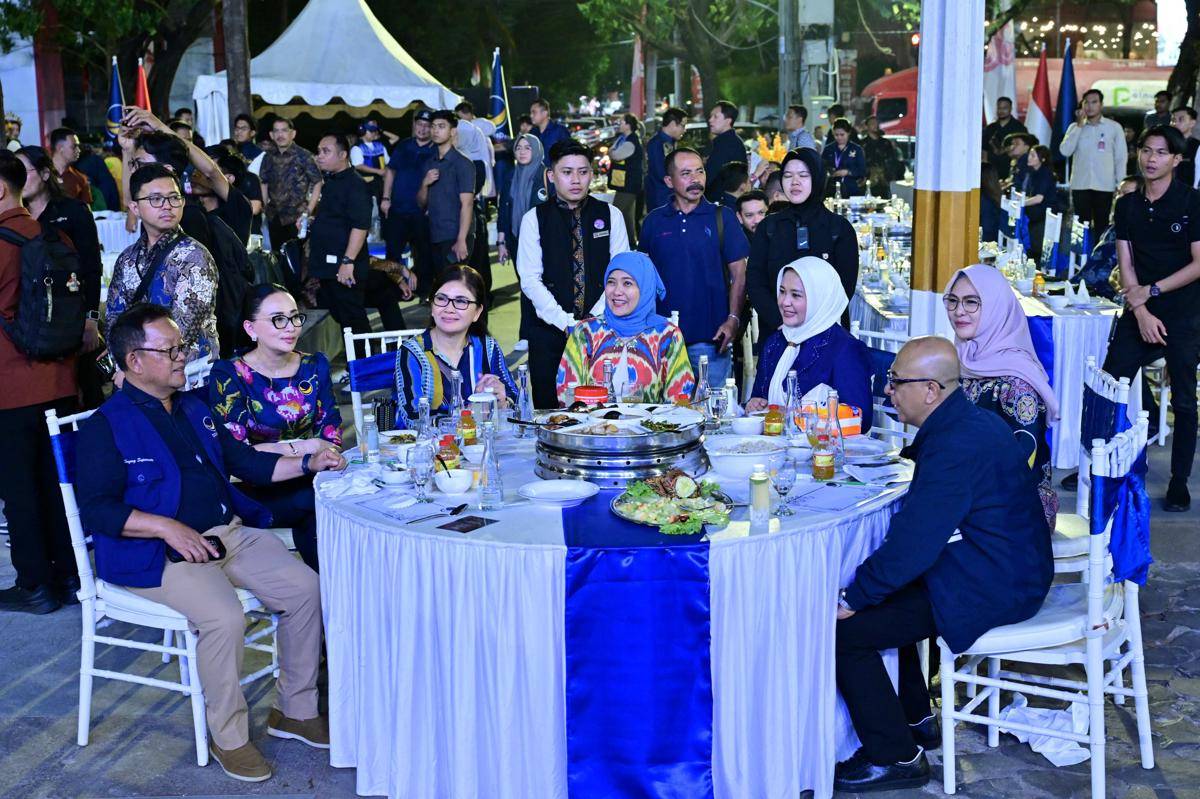 Wakil Wali Kota Aliyah Mustika Ilham menjamu para kader NasDem dalam jamuan gala dinner di Anjungan Pantai Losari, Kamis (7/8/2025).