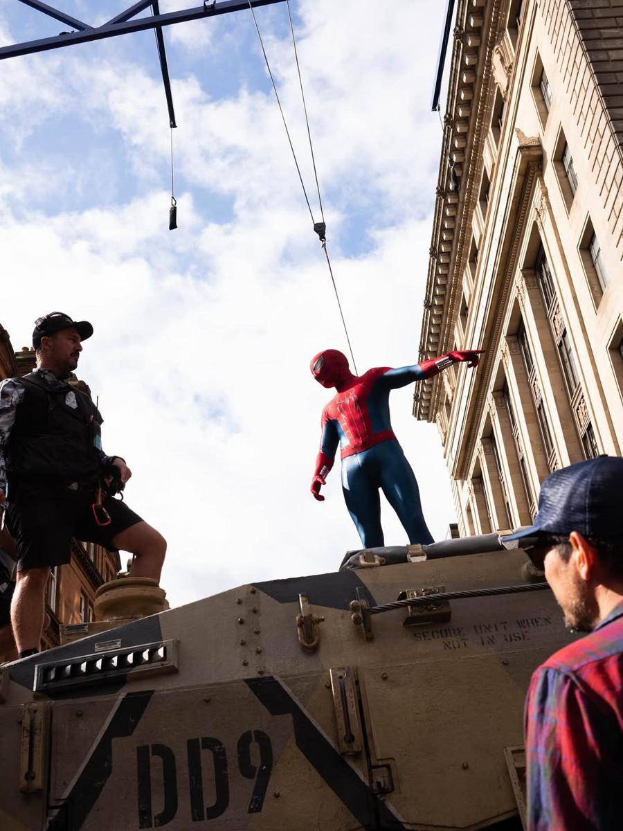 Tom Holland di lokasi syuting film Spider-Man: Brand New Day, Glasgow, Skotlandia.