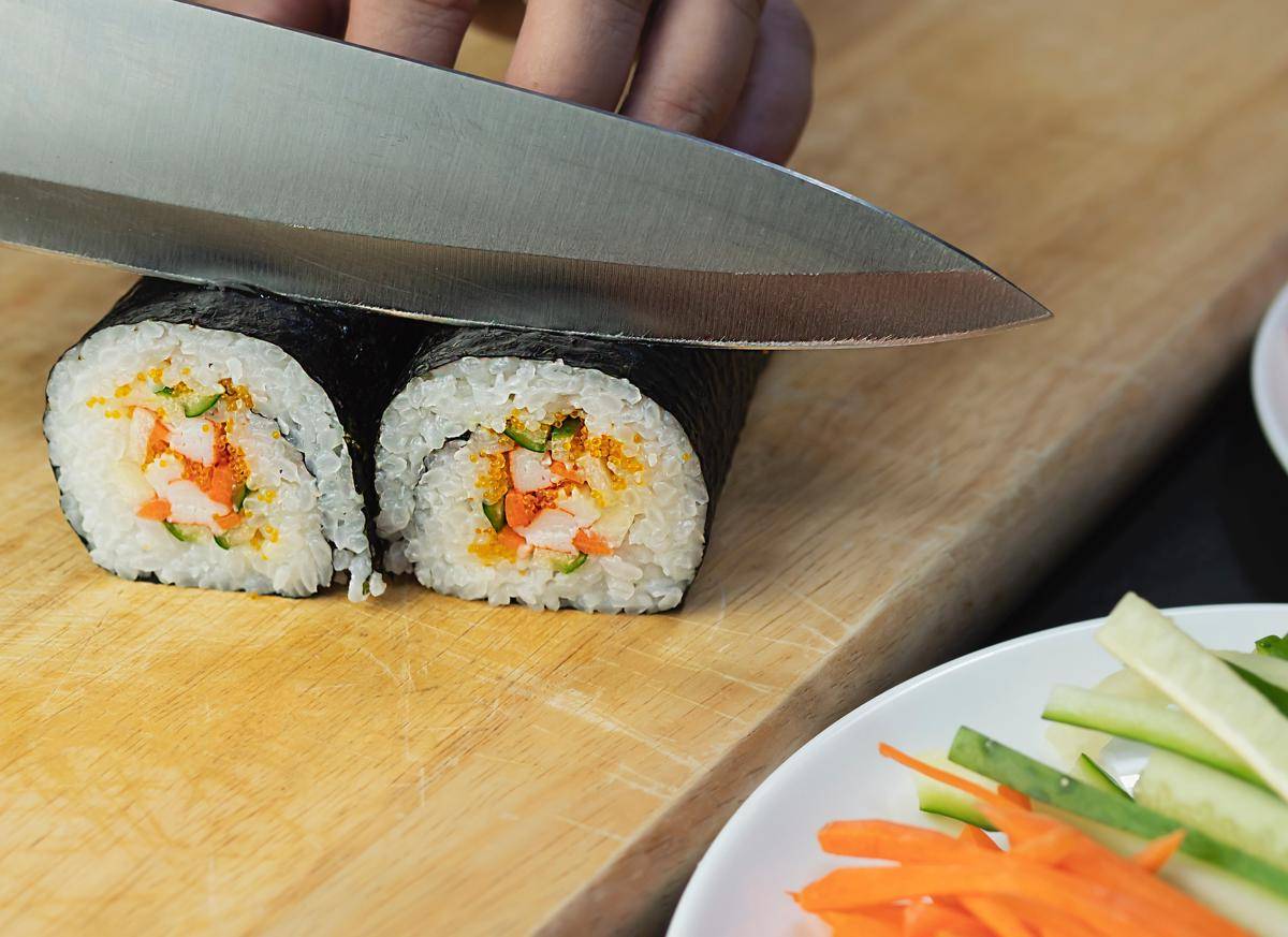 ilustrasi potong sushi (vecteezy.com/Srinrat Wuttichaikitcharoen)