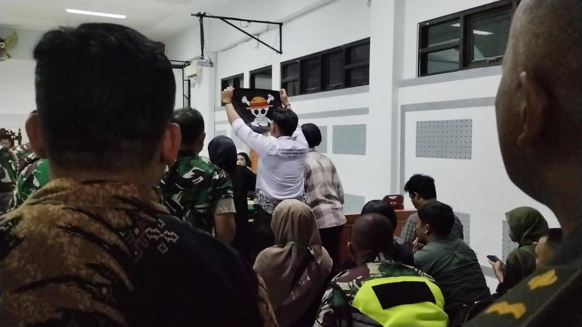 Aktivis bentangkan bendera One Piece dalam sidang putusan (IDN Times/Eko Agus Herianto)