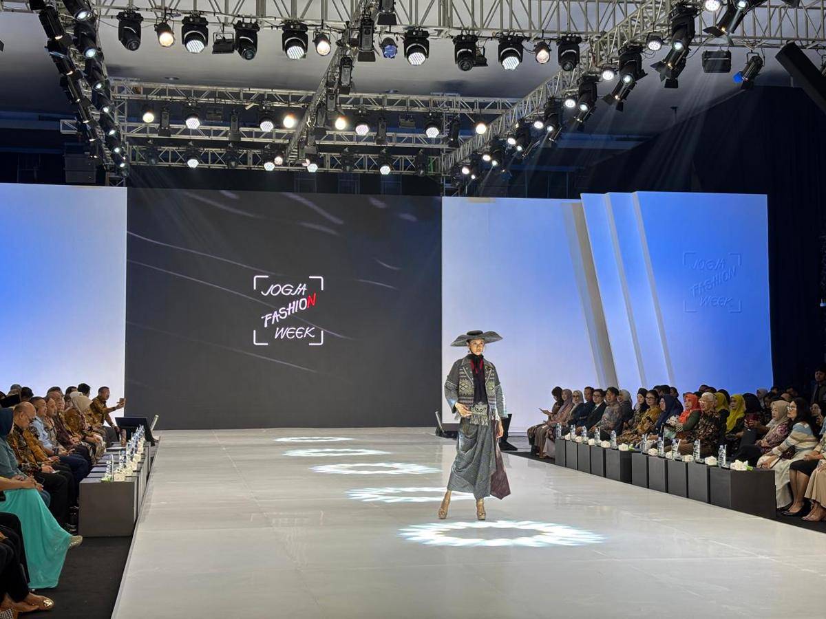 Pembukaan Jogja Fashion Week 2025. (IDN Times/Herlambang Jati Kusumo)