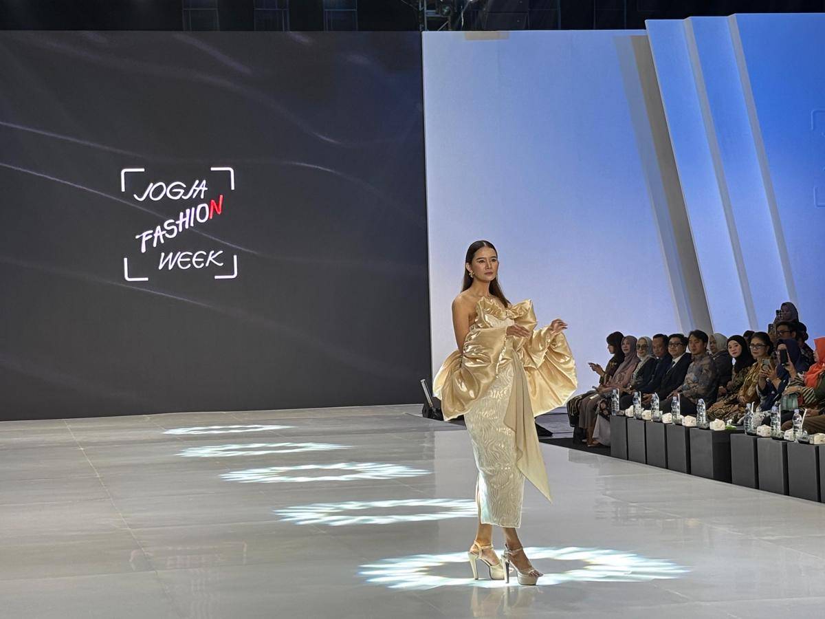 Pembukaan Jogja Fashion Week 2025, di JEC, Kamis (7/8/2025). (IDN Times/Herlambang Jati Kusumo)