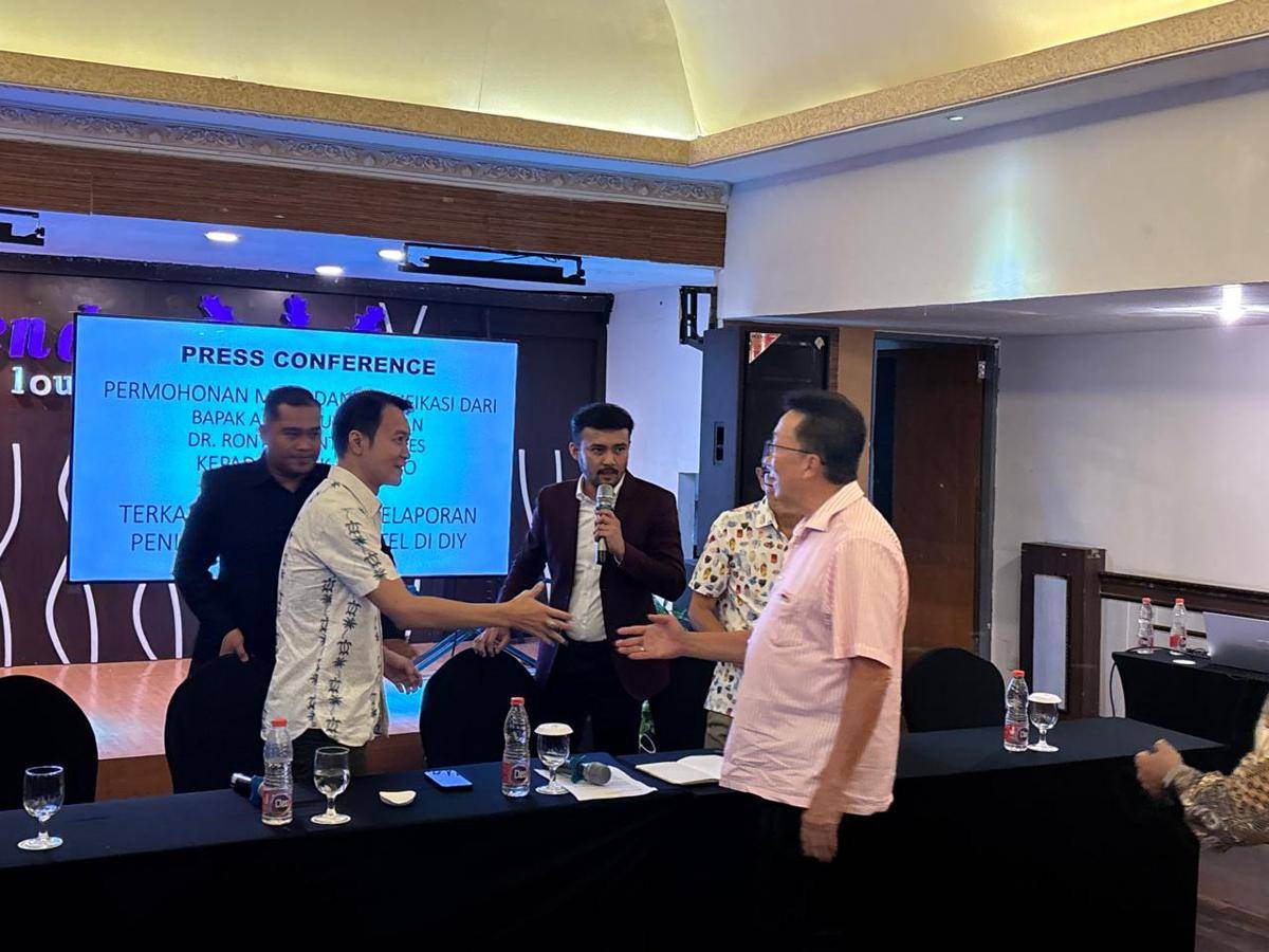 Penyampaian permohonan maaf Anton Juwono dan Rony Octanto, di The Rich, Kamis (7/8/2025). (IDN Times/Herlambang Jati Kusumo)