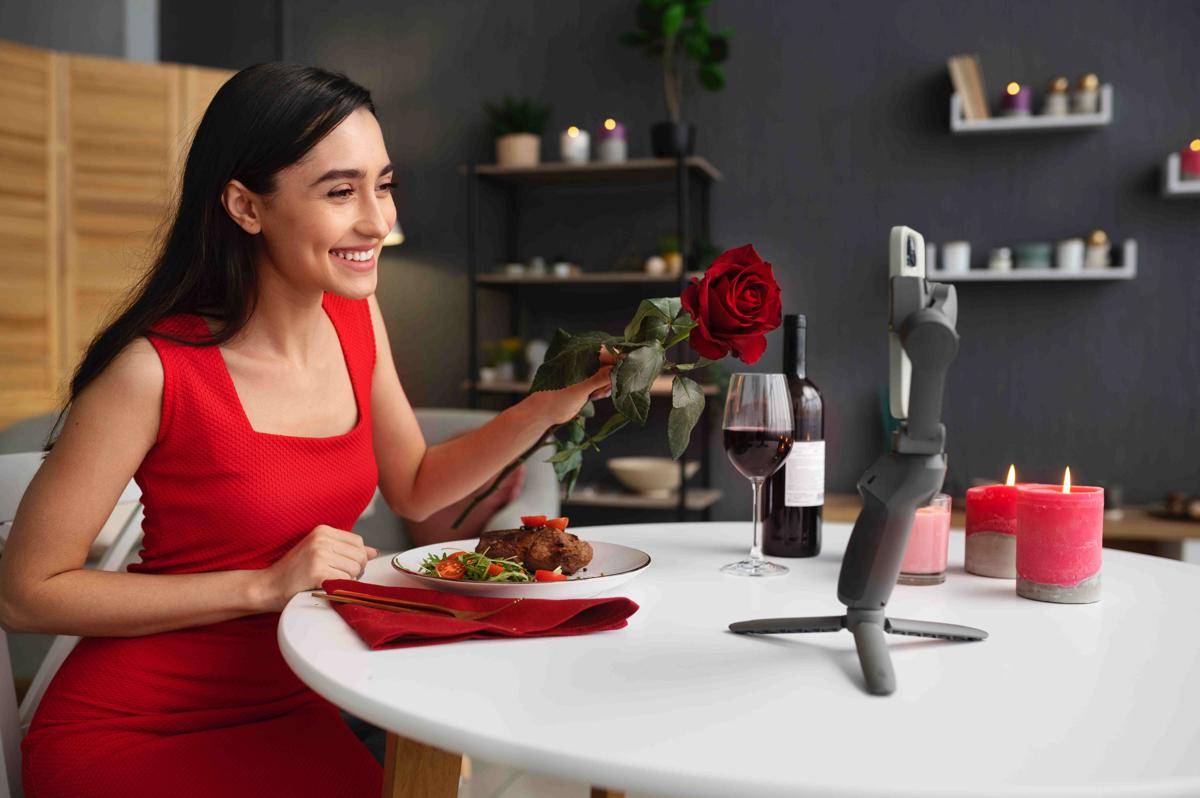 ilustrasi virtual date (freepik.com/freepik)