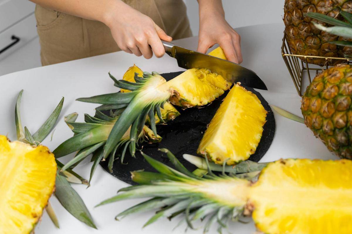 ilustrasi memotong buah