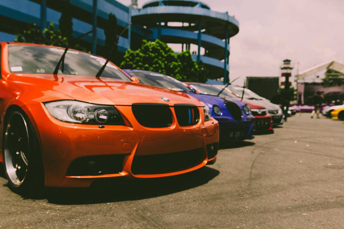 mobil sedang diparkir