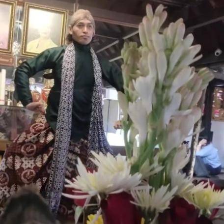 pertunjukan tari di The House of Raminten (instagram.com/houseoframinten)