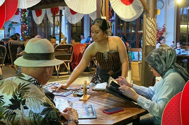 The House of Raminten (instagram.com/houseoframinten)