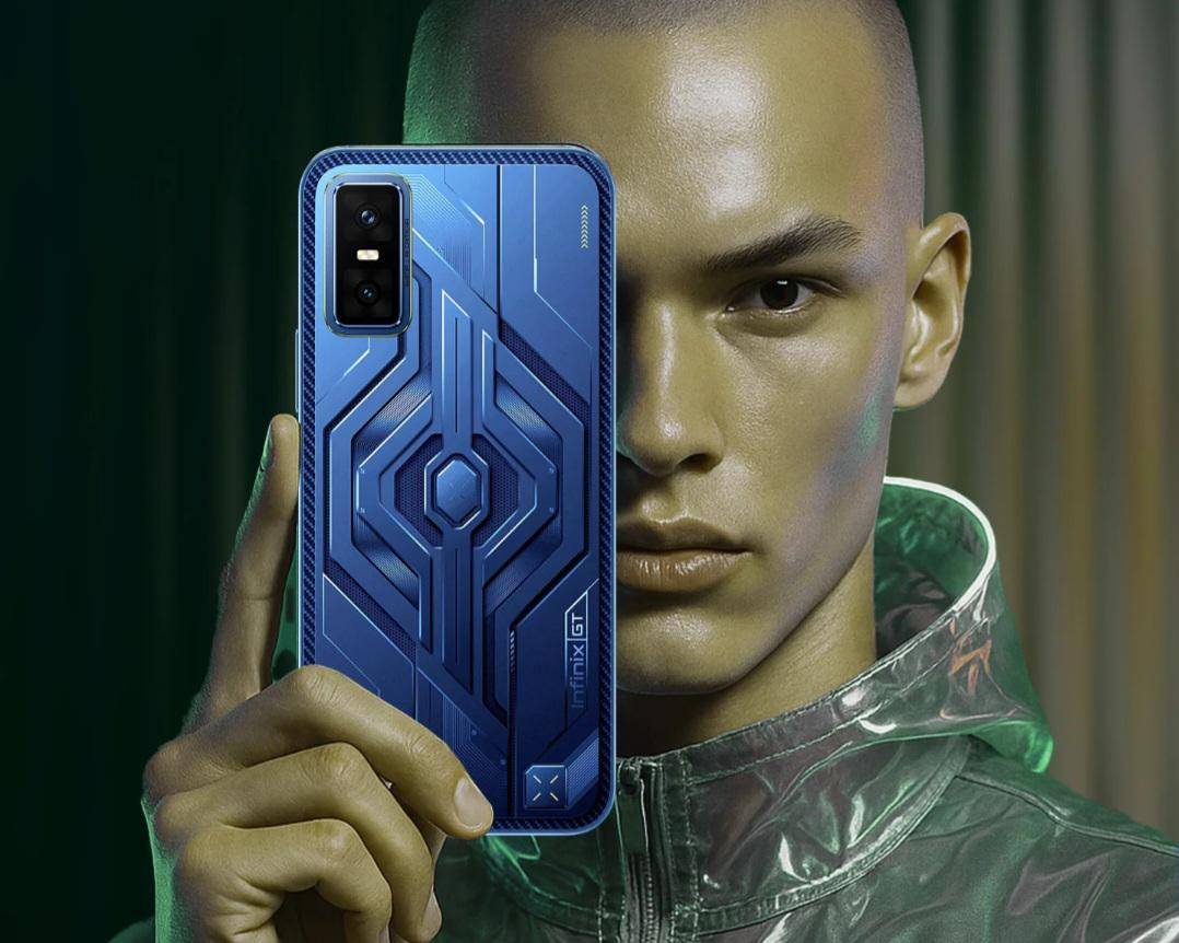 Seseorang memegang Infinix GT 30 5G+