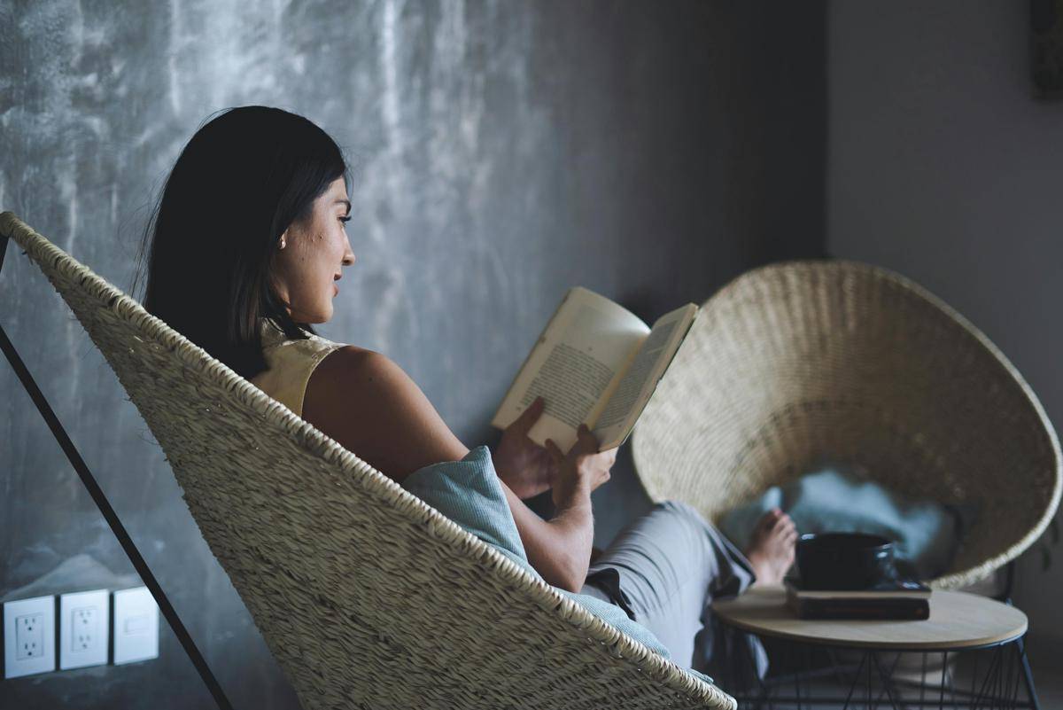 ilustrasi membaca buku (pexels.com/Los Muertos Crew)