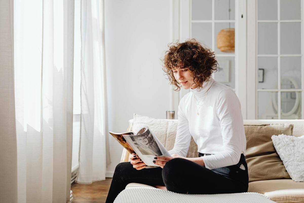 ilustrasi membaca buku (pexels.com/Photo By: Kaboompics.com)