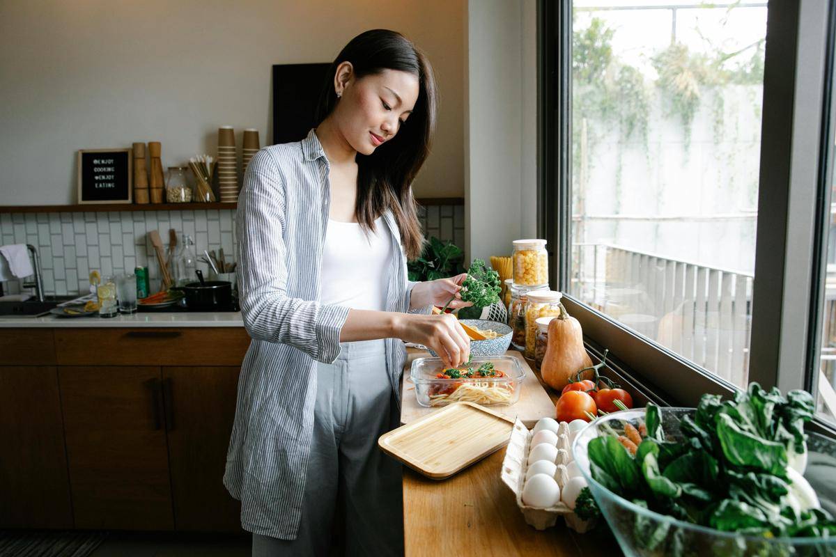 ilustrasi perempuan memasak (pexels.com/Sarah Chai)