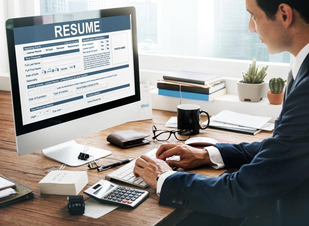 ilustrasi menulis cv dan surat lamaran (freepik.com/rawpixel.com)