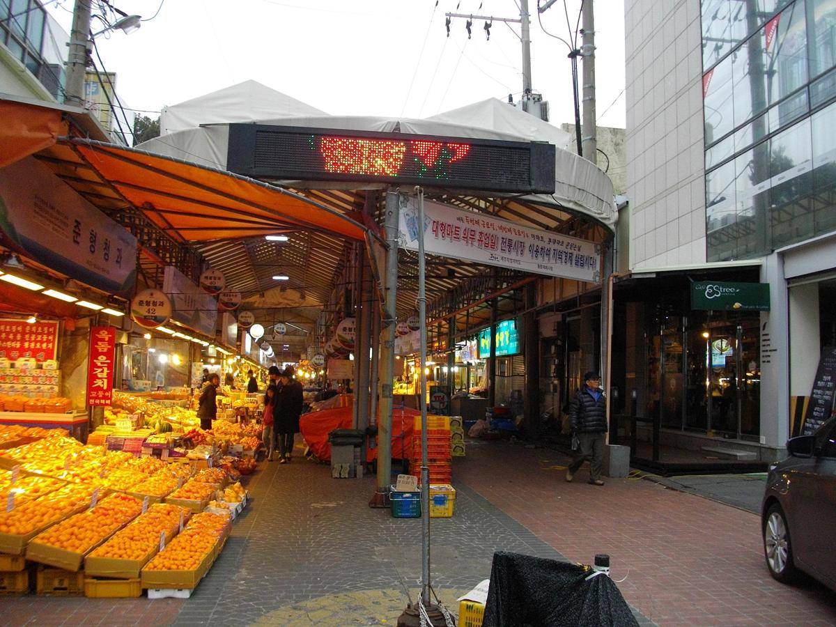 Potret pasar tradisional Dongmun di kota Jeju 