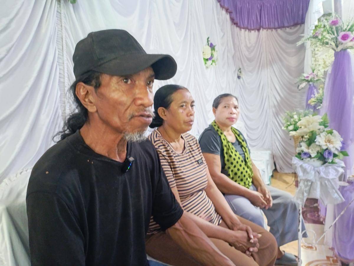 Rafael Davids, paman dari Prada Lucky saat ditemui di rumah duka.. (IDN Times/Putra Bali Mula)