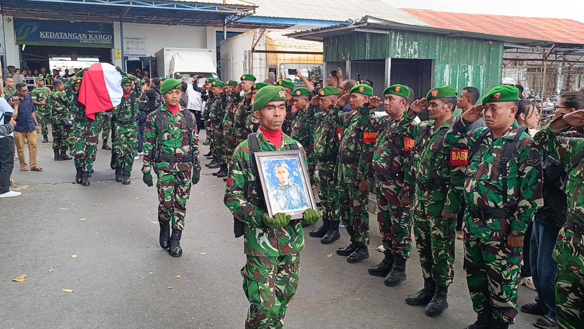 Jenazah Prada Lucky tiba di Bandara El Tari Kupang. (IDN Times/Putra Bali Mula)