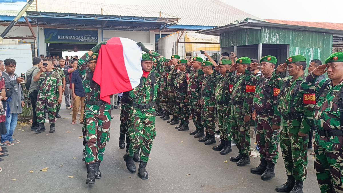 Jenazah Prada Lucky tiba di Bandara El Tari Kupang. (IDN Times/Putra Bali Mula)