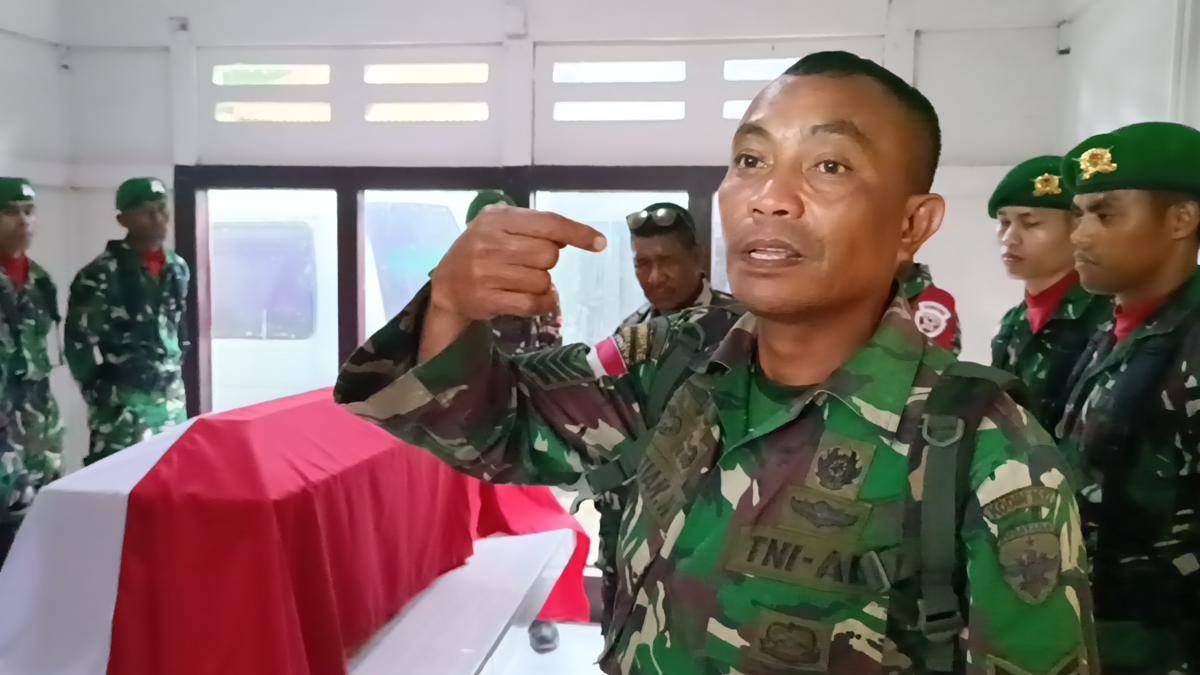 Amarah Serma Christian Namo atas kematian anaknya, Prada Lucky. (IDN Times/Putra Bali Mula)