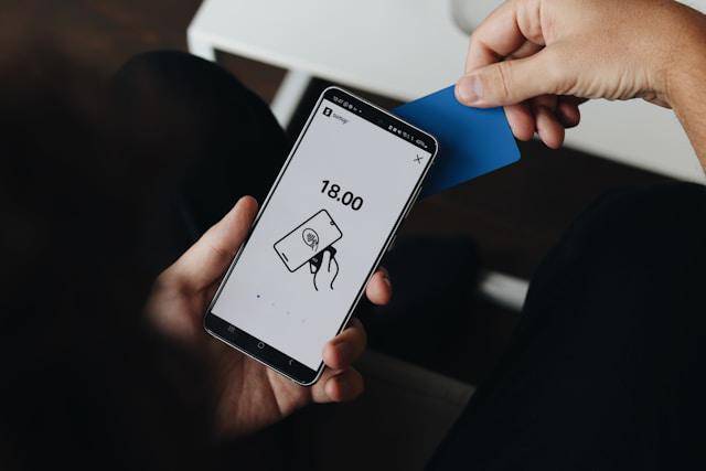 ilustrasi top up lewat NFC (unsplash.com/@sumup)
