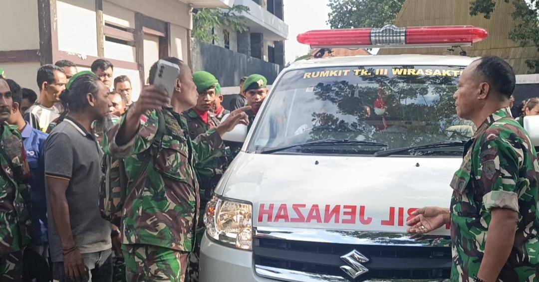 Jenazah Prada Lucky dipindah dari Rumah Sakit Wira Sakti Kupang ke Rumah Sakit Bhayangkara Kupang. (IDN Times/Putra Bali Mula)
