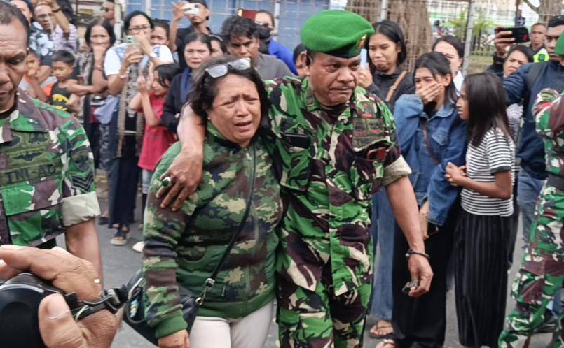 Isak tangis ibunda Prada Lucky saat jenazah anaknya tiba di Bandara El Tari Kupang. (IDN Times/Putra Bali Mula)