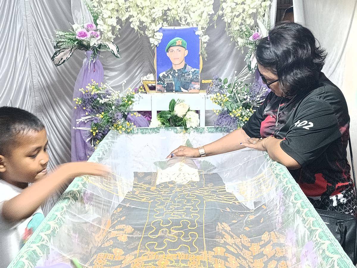 Ibunda dan adik Prada Lucky yang diduga dianiaya di barak TNI. (IDN Times/Putra Bali Mula)