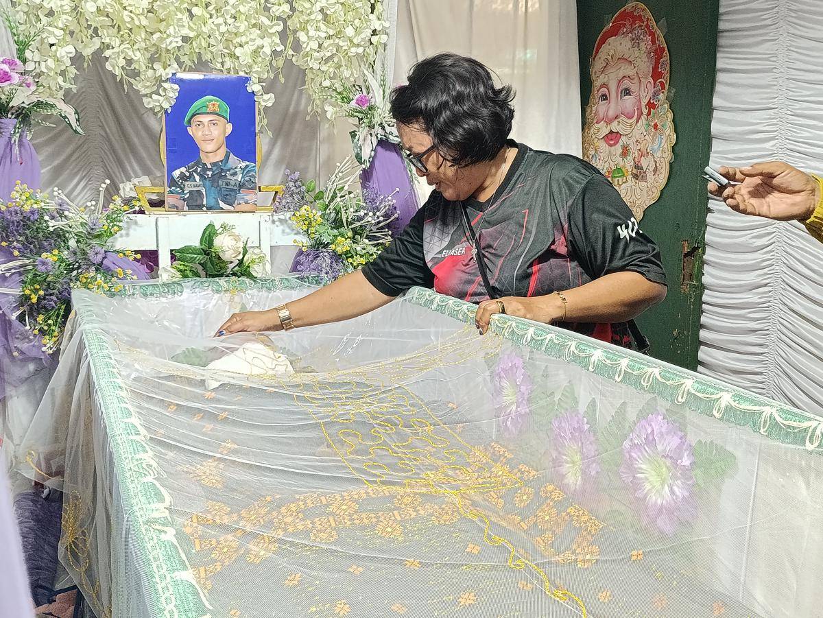 Ibunda Prada Lucky yang diduga dianiaya di barak TNI. (IDN Times/Putra Bali Mula)